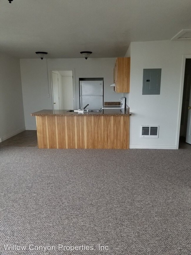 893 NW Commercial St, Madras, OR 97741 Apartment for Rent in Madras