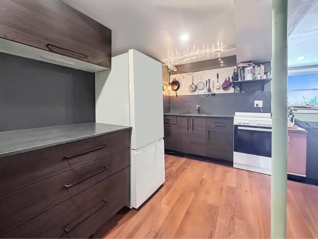 Building Photo - 64 Goodenough St