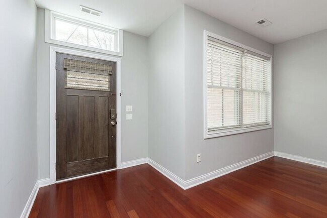 Building Photo - 2 Bed 2 Bath Lockerbie Townhome Steps From...
