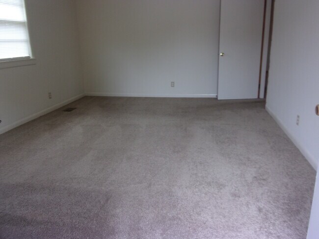 Building Photo - 210 Westhill Dr