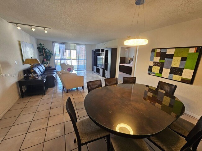 Foto del edificio - 3530 Mystic Pointe Dr
