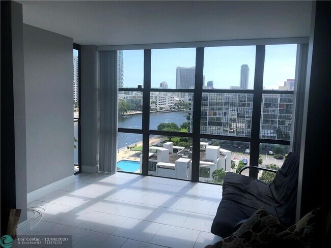 Foto del edificio - 1000 Parkview Dr