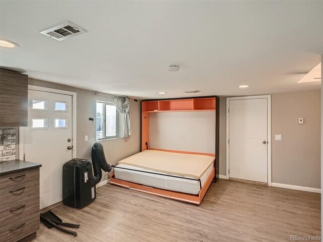 Building Photo - "Charming Studio Duplex Retreat in Englewood – Cozy 1 Bed, 1 Bath Gem!"