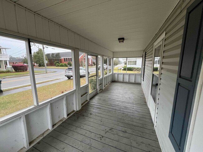 Foto del edificio - 118 S Tillman St