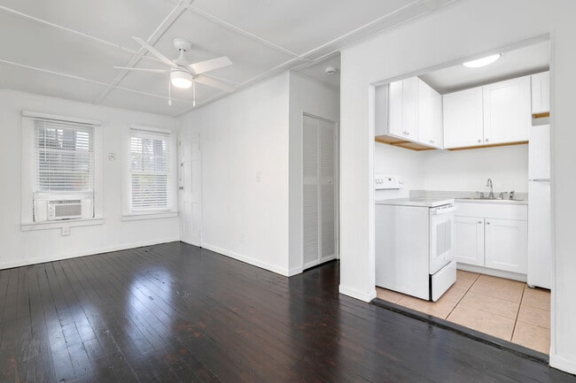 Building Photo - 204 Conniston Rd
