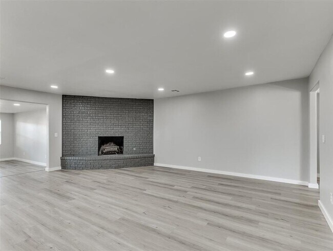 Building Photo - Look at this beautiful home!! 4 bed, 3 full baths!