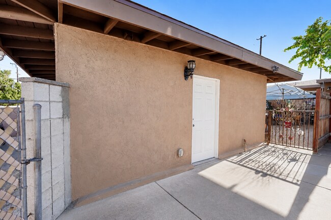 Foto del edificio - 1405 N Riverside Ave