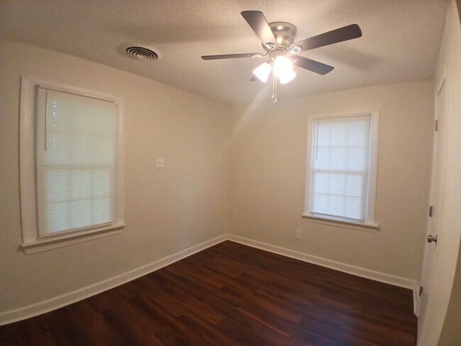 Building Photo - Comfortable 4 bedroom 1 bath home - Open T...