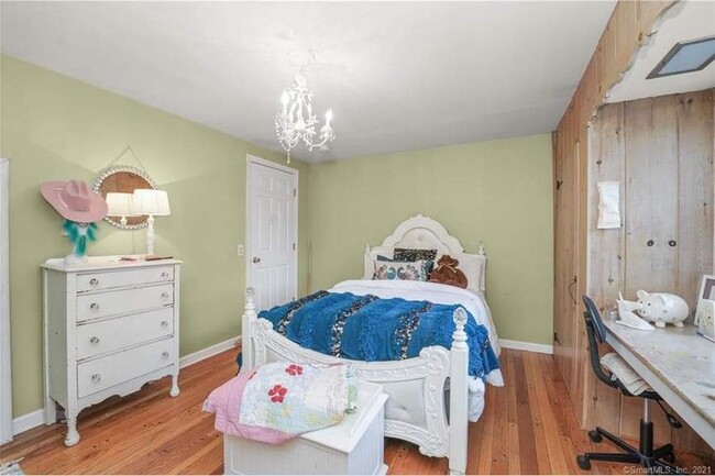 Building Photo - 18 Cawley Ave