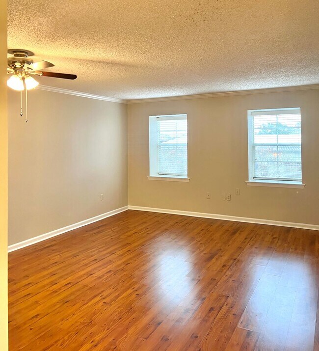 Foto del edificio - 1 BD/1 BA Condo located in Vieux Carre on Government St. - Gated Community