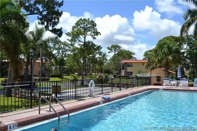 Foto del edificio - 1913 SW Palm City Rd