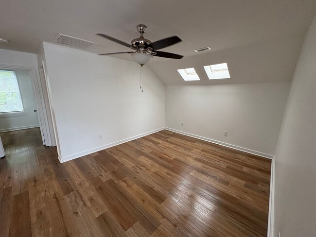 Building Photo - Three Bedroom One Bath Second Story Duplex...