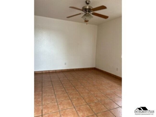 Building Photo - 1206 E Huron Ct