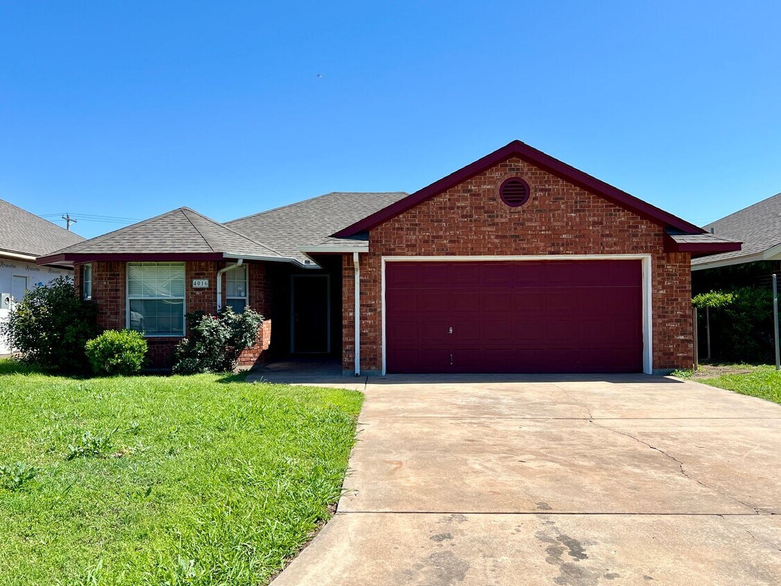 Primary Photo - 4016 SW Mesquite Dr