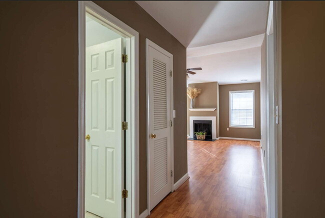 Building Photo - Lovely Cary Condo
