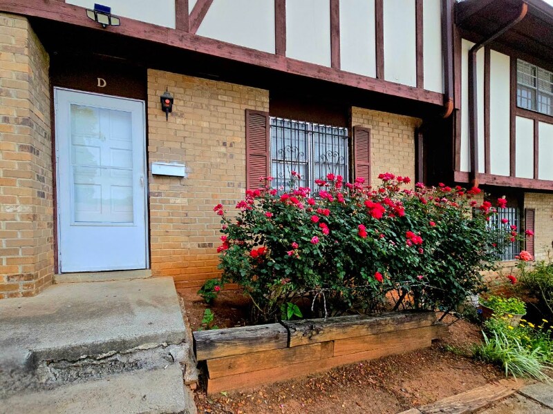 Primary Photo - 2946 N Dekalb Dr