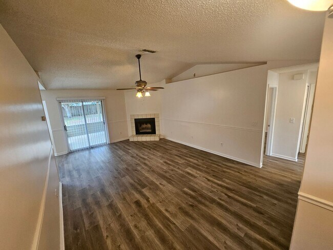 Foto del edificio - $1550.00 - 3/2/2 - Escape the Apartment Lifestyle!