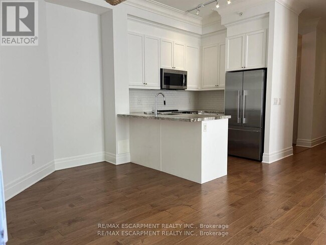 Photo du bâtiment - 2300-2300 Upper Middle Rd W