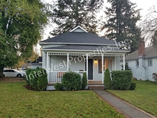 Foto del edificio - Super Cute 2bd Ranch Style Hillsboro home w/Garage, w/d hookups and yard!