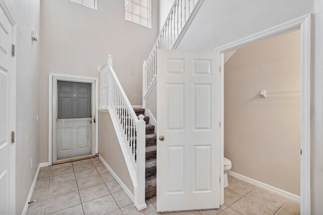 Foto del edificio - Beautiful 2/2.5 Townhome W/ 1 Car Garage L...