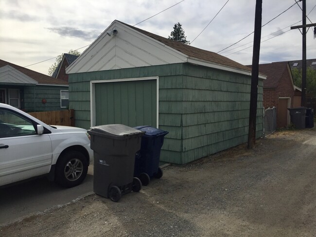 Detached garage - 30 N Franklin Ave