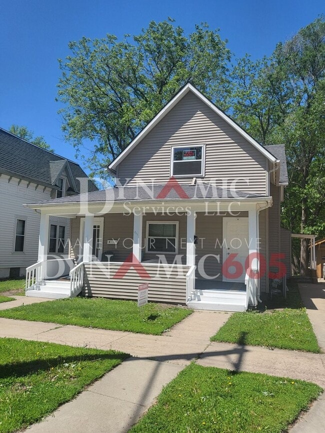 Building Photo - 811 S Summit Ave