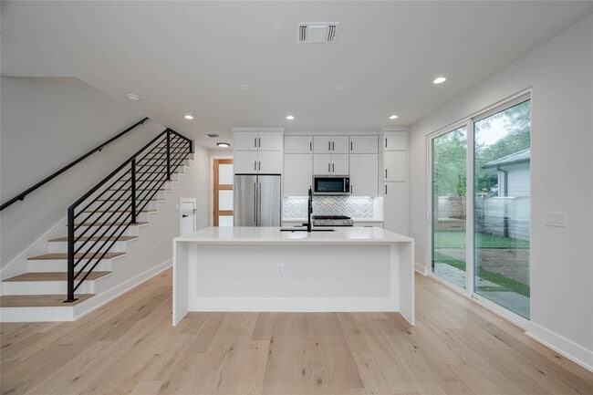 Building Photo - 1406 E 2nd St