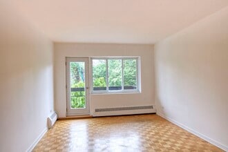 Building Photo - 2400 Av. Van Horne