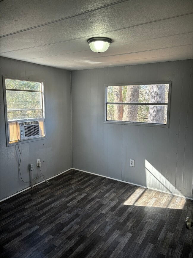 Building Photo - 208 Fernwood Park Dr