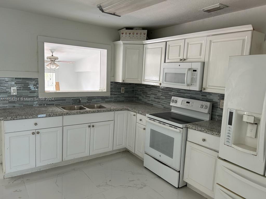 Building Photo - 3330 SW 79th Ct