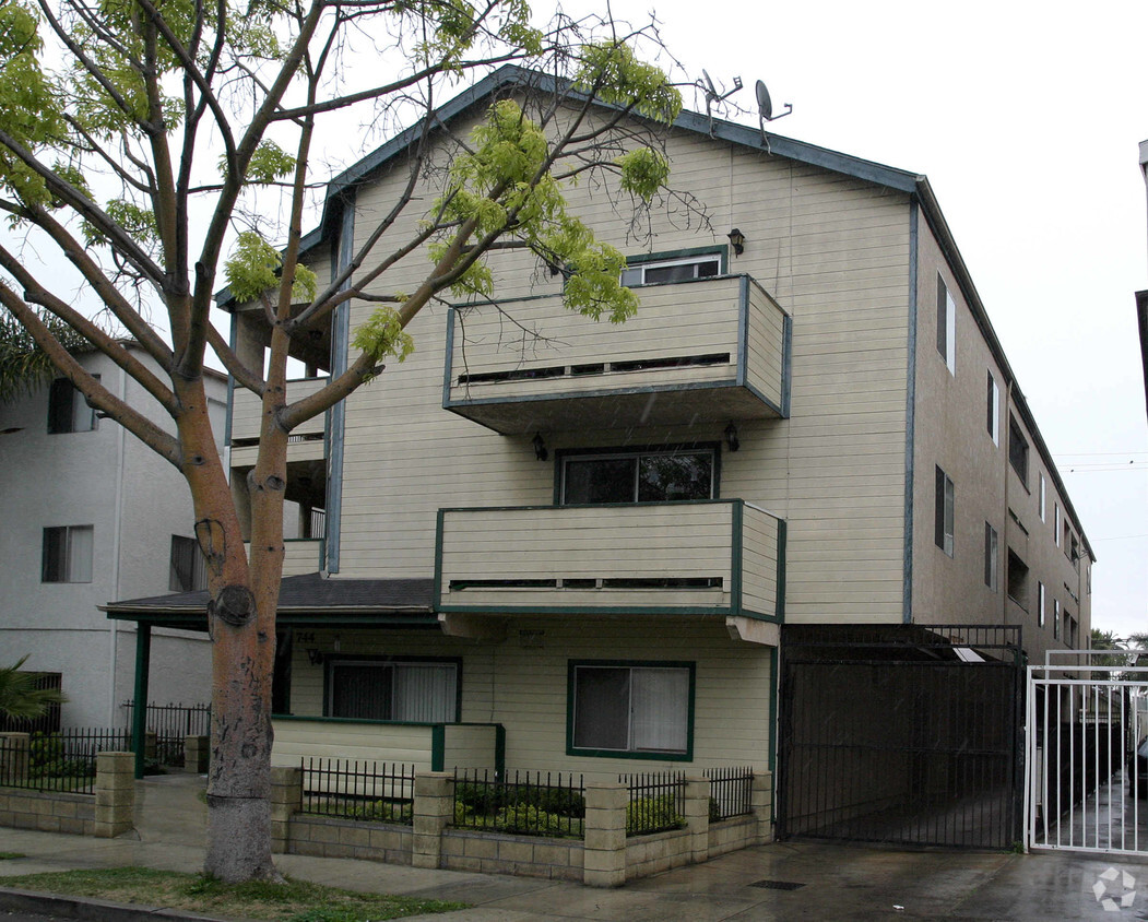Building Photo - 744 Rose Ave