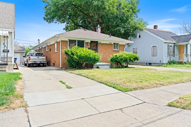 Foto del edificio - 233 Dearborn Ave