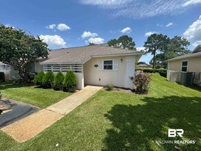 Building Photo - 9474 Villas Dr