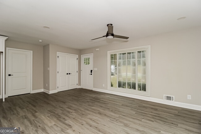 Building Photo - 590 Oriole Dr SE