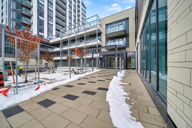 Building Photo - 715-715 Davis Dr