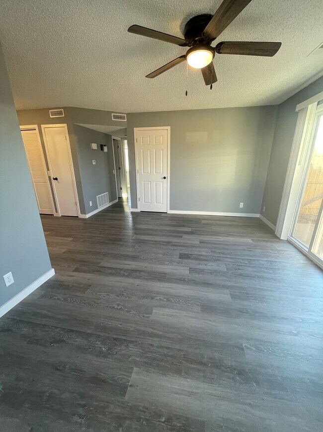 Foto del edificio - 3700 Paxton Dr