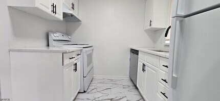 Building Photo - 206 Main St