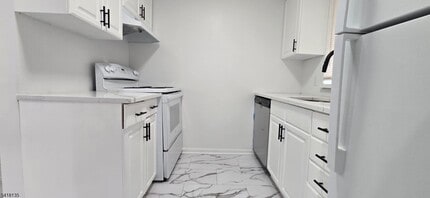 Building Photo - 206 Main St