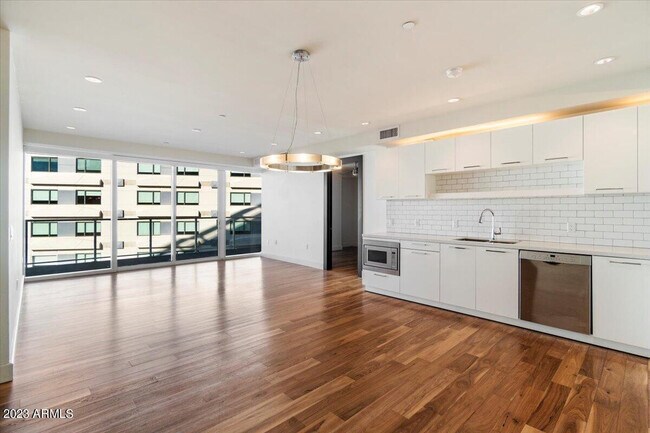 Foto del edificio - 4422 N 75th St
