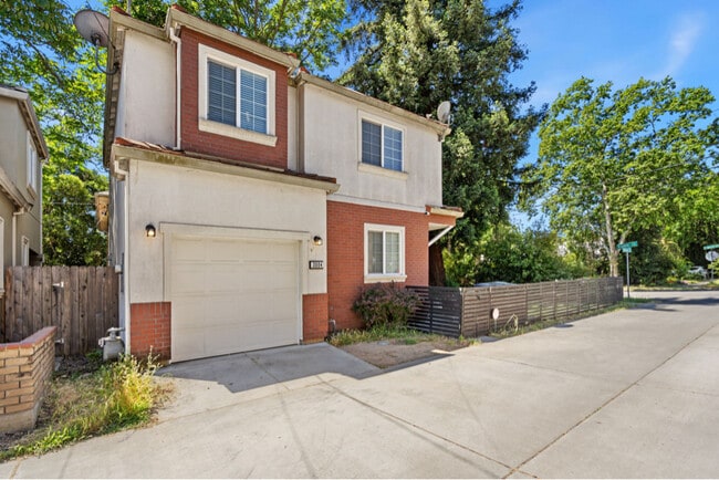 Building Photo - 3004 Portola Way