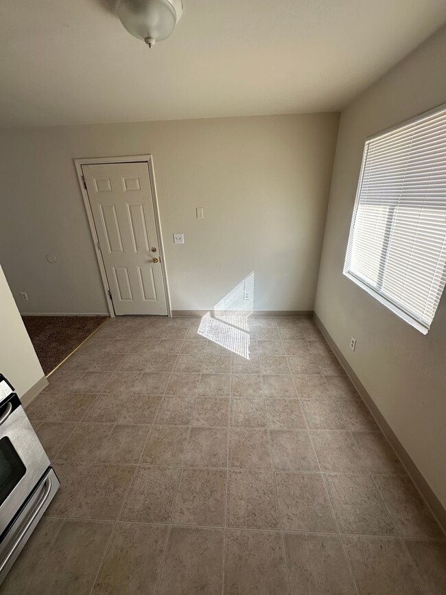 Building Photo - 1370will