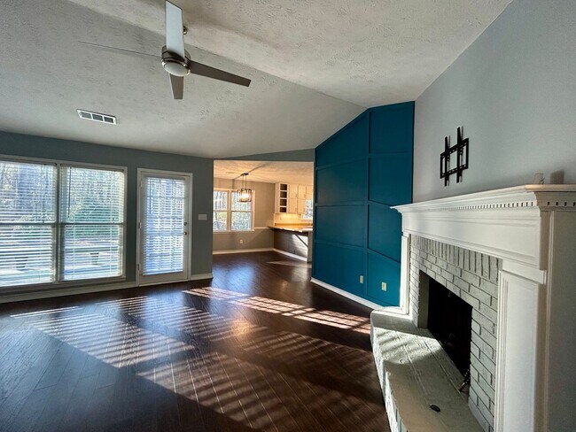 Foto del edificio - 114 Treillage Ln - AVAILABLE NOW!!  Lovely...