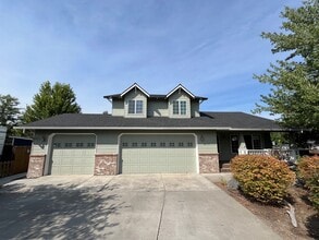 Building Photo - 3111 NE Dennis Ct