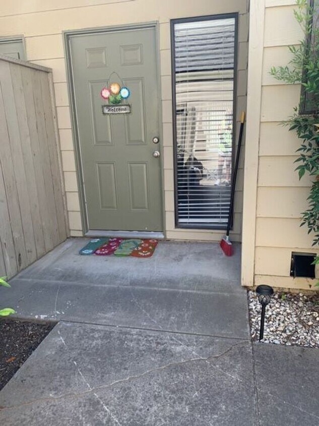 Foto principal - Gated Community Townhome Available