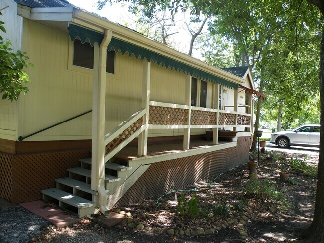 Foto del edificio - 703 Clear Lake Rd