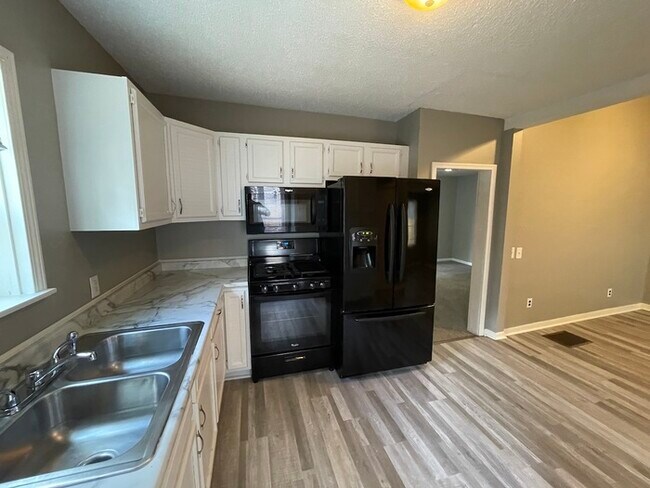 Foto del edificio - Huge NW Side 5 Bedroom Home!