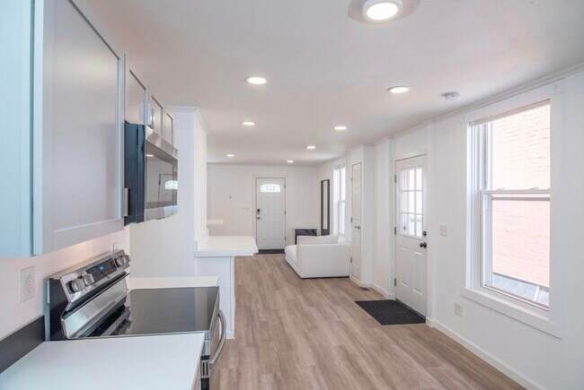 Dine in Kitchen - 310 Elm St