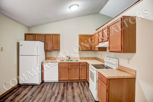 Foto del edificio - Spacious 3 Bedroom Split-Level Home in Hil...