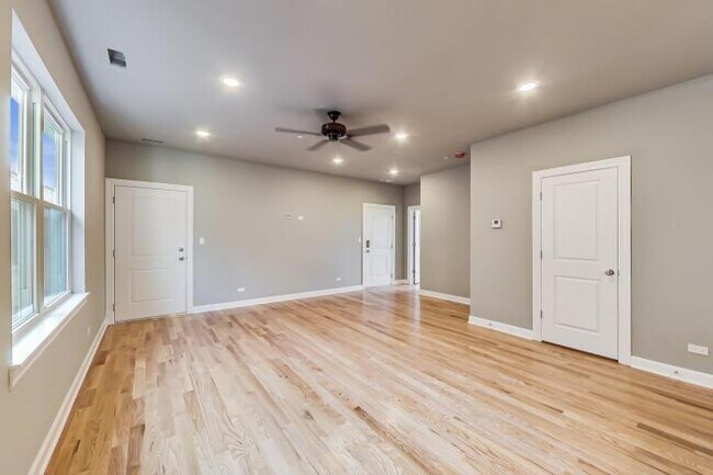 Building Photo - 4 bedroom in Chicago IL 60637