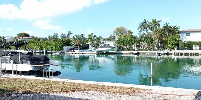 Foto del edificio - 1735 Calais Dr